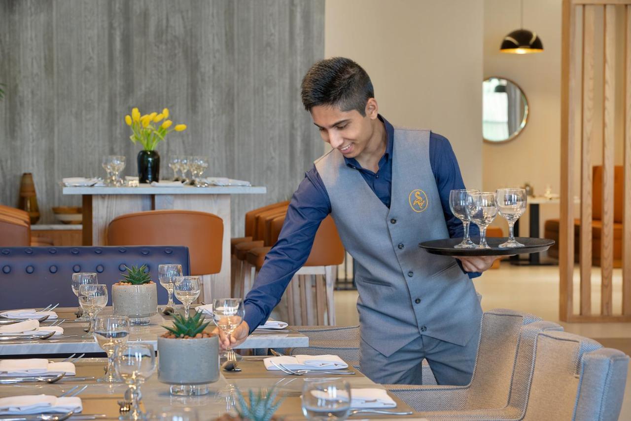 Voco Al Khobar By Ihg Hotel Eksteriør billede A waiter at work